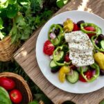 Sałatka kreteńska z pikantnym akcentem, czyli sałatka z pomidorów, ogórków, papryki, ostrych marynowanych papryczek z serem feta i oliwkami