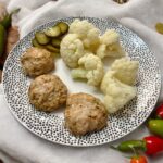 kotleciki z kurczaka mielonego z papryczką jalapeno podane na talerzu razem z różyczkami kalafiora
