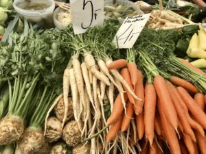 warzywa korzeniowe na straganie, bo rosół najlepiej smakuje latem