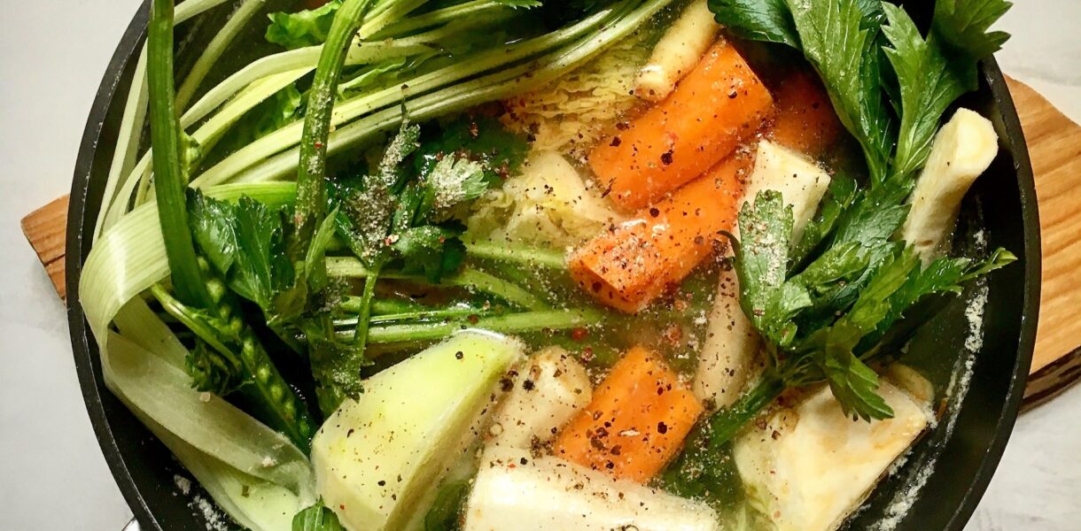 duży garnek wypełniony kurą i jarzynami przygotować do gotowania rosołu