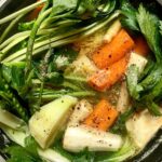 duży garnek wypełniony kurą i jarzynami przygotować do gotowania rosołu