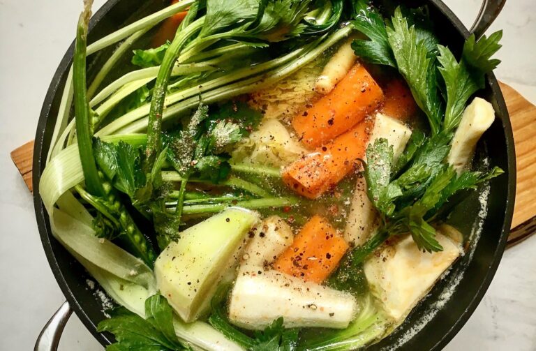 duży garnek wypełniony kurą i jarzynami przygotować do gotowania rosołu