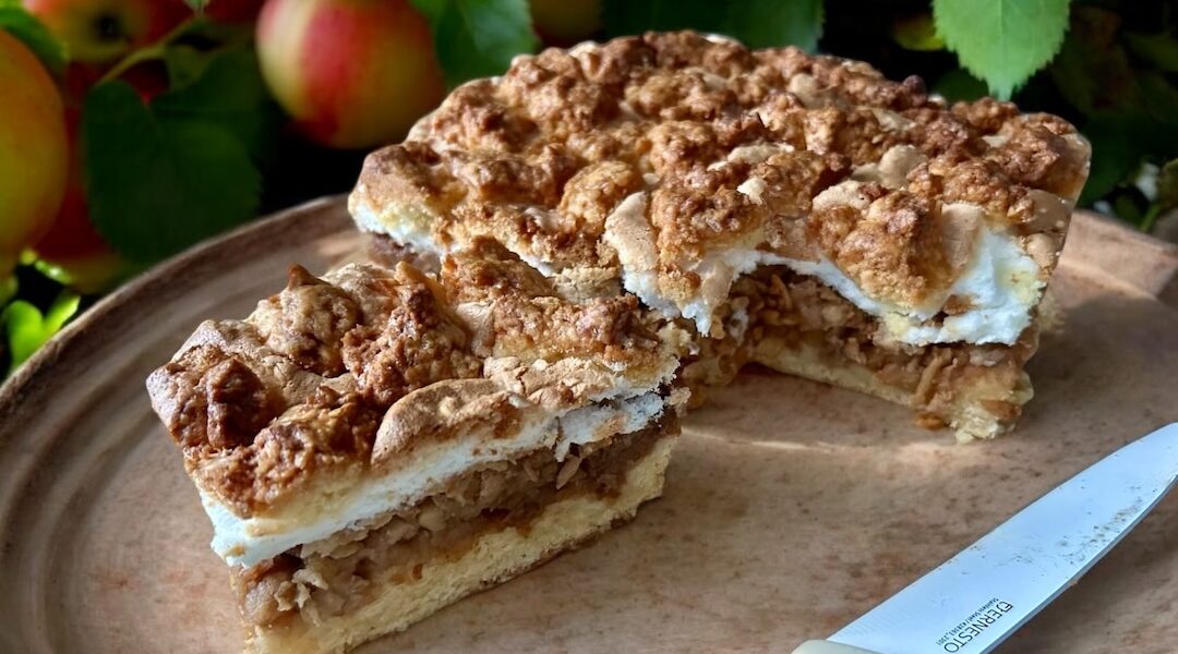 szarlotka z pianką to ciasto z jabłkami i z pianką oraz kruszonką na wierzchu