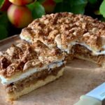 szarlotka z pianką to ciasto z jabłkami i z pianką oraz kruszonką na wierzchu