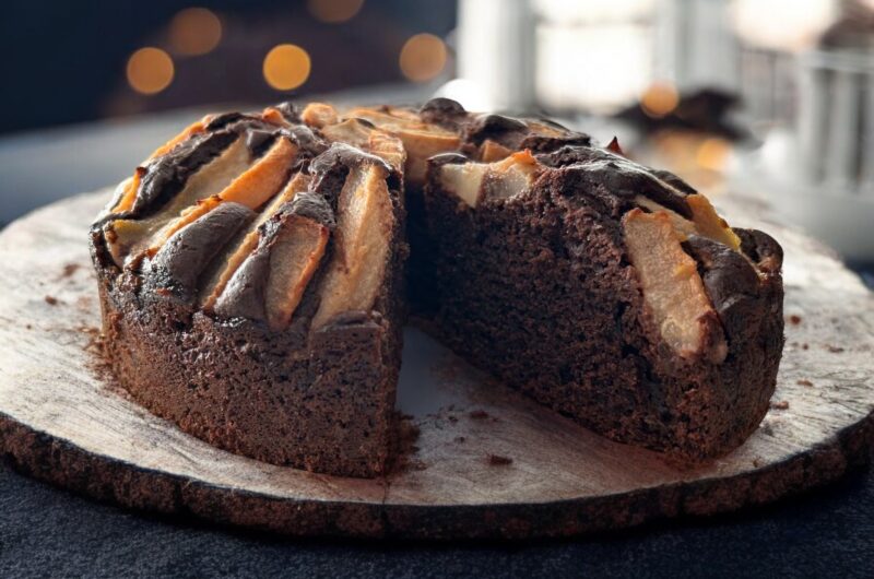 ciasto czekoladowe z gruszkami położone jest drewnianym półmisku