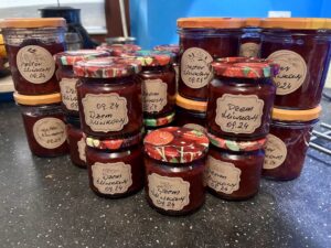 dżem śliwkowy domowej roboty w słoiczkach