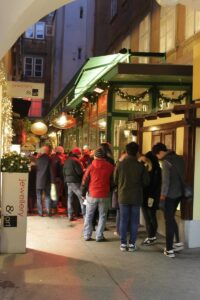 ludzie czekający przed restauracją Figlmuller w Wiedniu