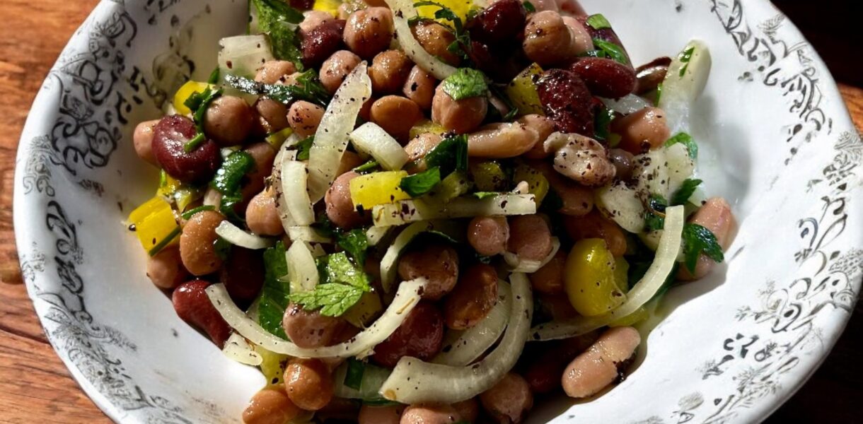 turecka sałatka fasolowa z cebulą piyaz