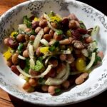 turecka sałatka fasolowa z cebulą piyaz