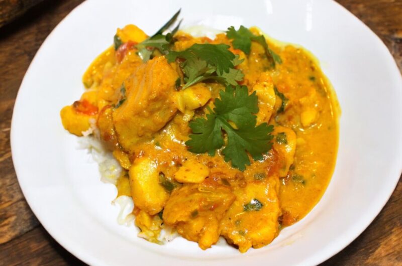 curry z dorsza to kawałki ryby duszone w mleczku kokosowym z dodatkiem aromatycznych indyjskich przyprawach.