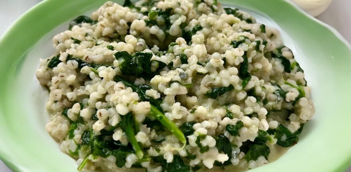 w misce znajduje się kasza wymieszana ze szpinakiem i gorgonzolą