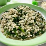 w misce znajduje się kasza wymieszana ze szpinakiem i gorgonzolą