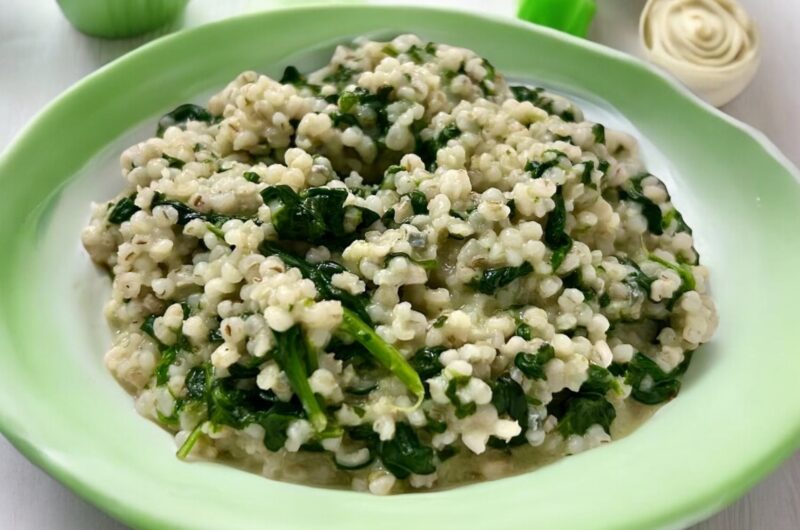 w misce znajduje się kasza wymieszana ze szpinakiem i gorgonzolą