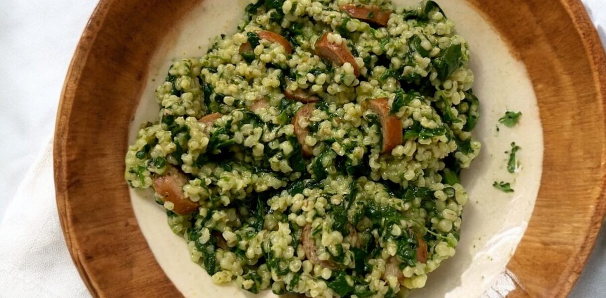 kuskus ze szpinakiem i frankfurterkami na talerzu