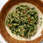 kuskus ze szpinakiem i frankfurterkami na talerzu