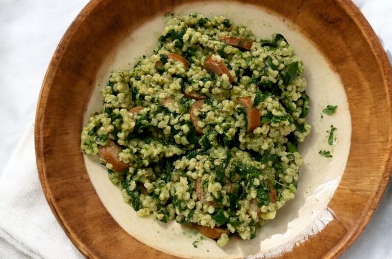 kuskus ze szpinakiem i frankfurterkami na talerzu