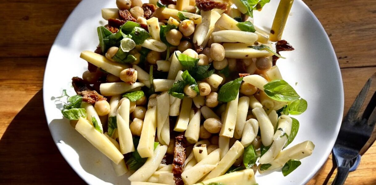 sałatka z makaronu ciecierzycy sera i pomidorów