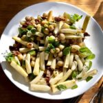 sałatka z makaronu ciecierzycy sera i pomidorów