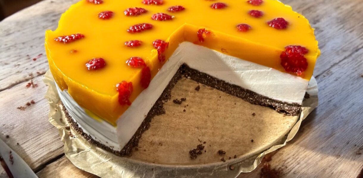 sernik przyrządzony z sera twarogu, musu z mango z dodatkiem kokosu