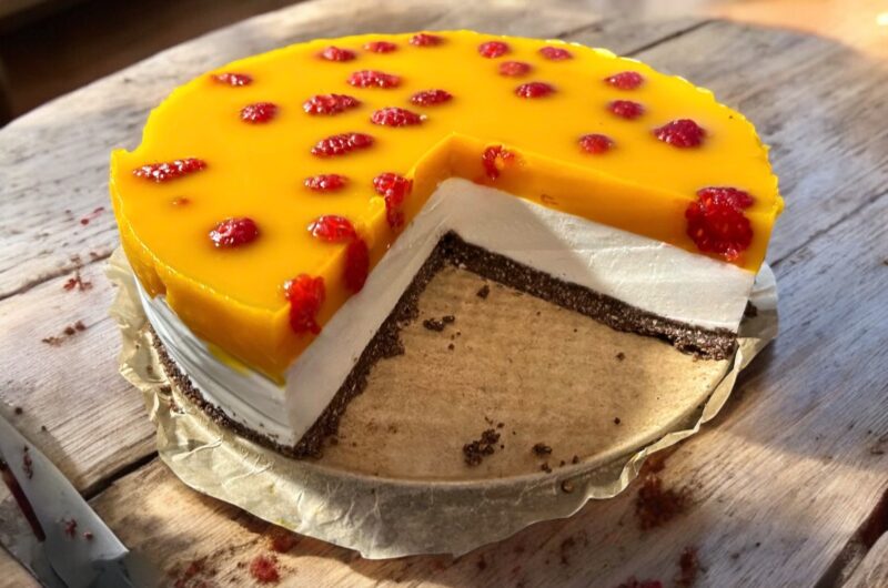 sernik przyrządzony z sera twarogu, musu z mango z dodatkiem kokosu