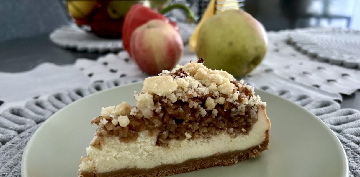sernik z jabłkami i kruszonką na talerzyku