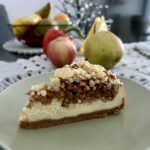 sernik z jabłkami i kruszonką na talerzyku