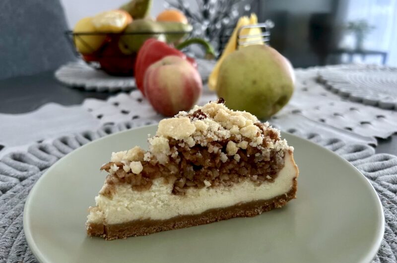 sernik z jabłkami i kruszonką na talerzyku