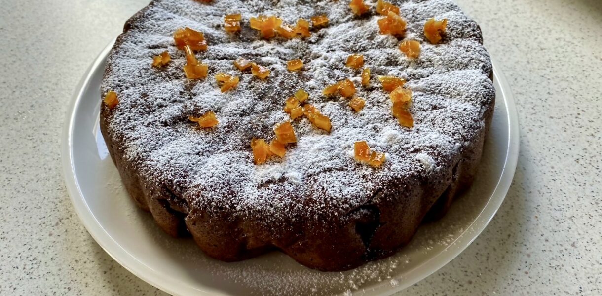 Przepyszne bezglutenowe ciasto czekoladowe z dodatkiem gotowanej i zmiksowanej pomarańczy oraz mąki migdałowej.