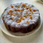 Przepyszne bezglutenowe ciasto czekoladowe z dodatkiem gotowanej i zmiksowanej pomarańczy oraz mąki migdałowej.