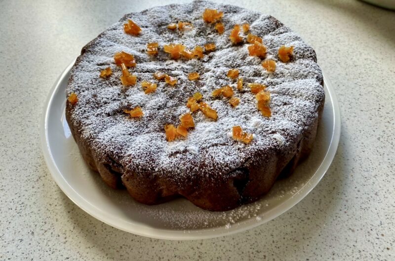 Przepyszne bezglutenowe ciasto czekoladowe z dodatkiem gotowanej i zmiksowanej pomarańczy oraz mąki migdałowej.
