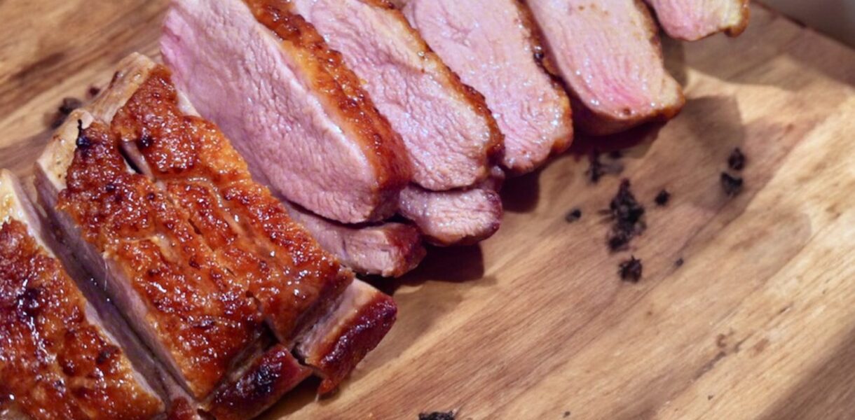 pieczona pierś kaczki pokrojona w plastry i położona na talerzu