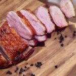 pieczona pierś kaczki pokrojona w plastry i położona na talerzu