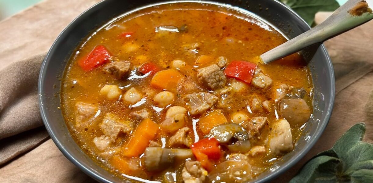 Zupa gulaszowa z ciecierzycą pieczarkami i papryką z dodatkiem wieprzowiny