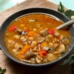 Zupa gulaszowa z ciecierzycą pieczarkami i papryką z dodatkiem wieprzowiny
