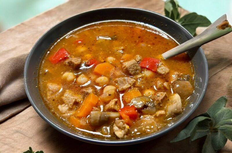 Zupa gulaszowa z ciecierzycą pieczarkami i papryką z dodatkiem wieprzowiny