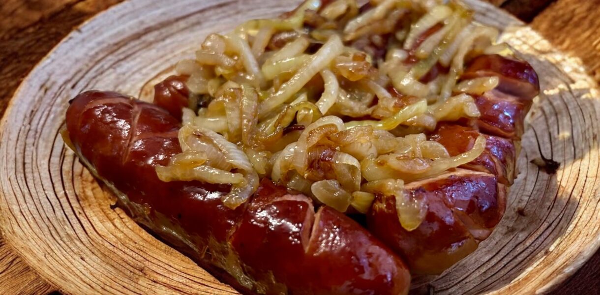 kiełbasa smażona z cebulą na talerzu