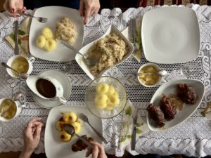 kiszona kapusta z boczkiem i cebulą na stole