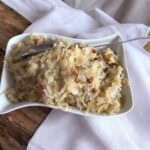 kiszona kapusta z boczkiem i cebulą na półmisku na stole