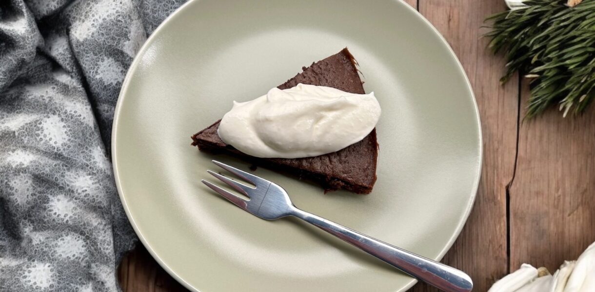 kladdkaka szwedzkie ciasto czekoladowe na talerzu podane z bitą śmietaną