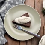 kladdkaka szwedzkie ciasto czekoladowe na talerzu podane z bitą śmietaną