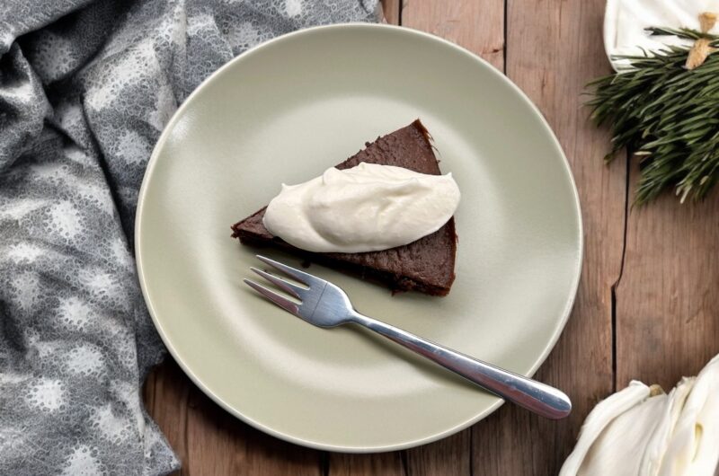 kladdkaka szwedzkie ciasto czekoladowe na talerzu podane z bitą śmietaną