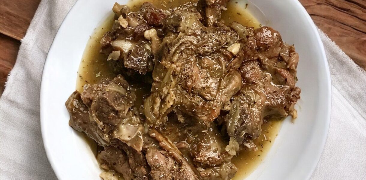 Mięso duszone z cebulą po kreteńsku