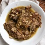 Mięso duszone z cebulą po kreteńsku