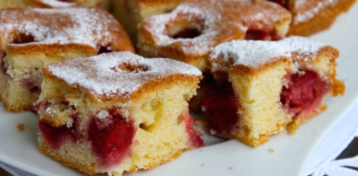 ciasto ucierane z truskawkami