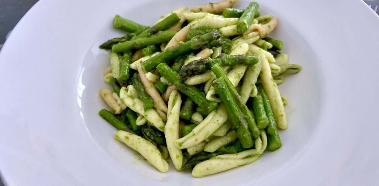Makaron ze szparagami i pesto czosnkowym