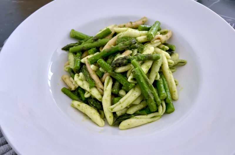 Makaron ze szparagami i pesto czosnkowym
