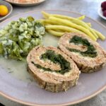 meatloaf z ziołami na talerzu podany z żółtą fasolką szparagową i młodą kapustą zasmażaną