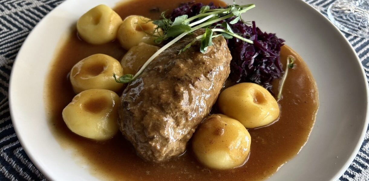 Rolady śląskie na talerzy razem z sosem i kluskami śląskimi