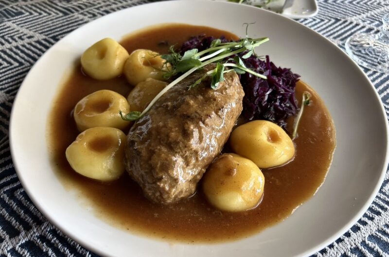 Rolady śląskie na talerzy razem z sosem i kluskami śląskimi