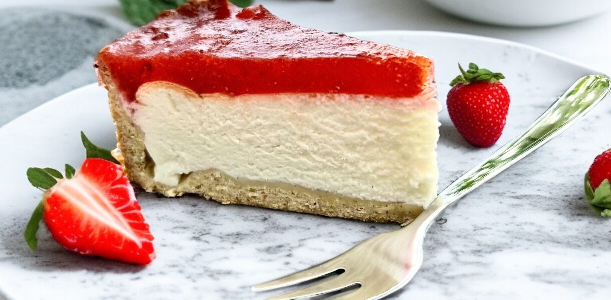 Sernik na jogurcie z musem truskawkowym